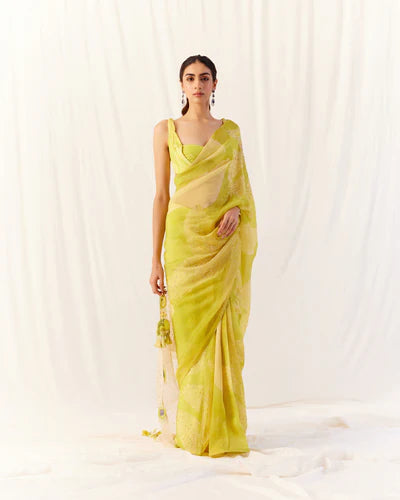 Can I wear shapewear in saree