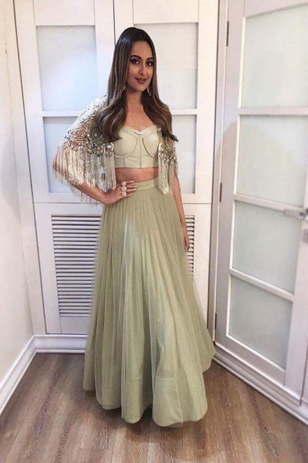 Sonakshi Sinha gave us a glorious, glowy look in this tasseled cape ensemble